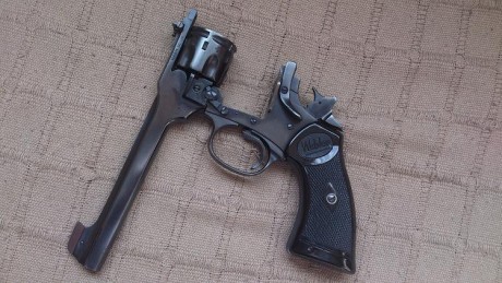 Hola, queria preguntaros sobre este revolver. Lo que lo caracteriza es que tiene un alza graduable y he 20