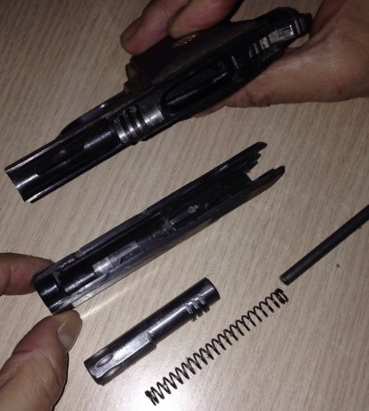 Vendo automática astra calibre 22 LR con 2 cargadores. Tamaño de un paquete de tabaco. 75 €. Barcelona 01