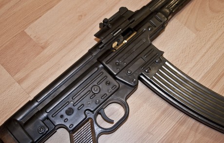 A la venta..

Modelo: STURMGEWEHR STG-44 / MP-44
Marca:  SHOEI 
Estado: Nuevo
Tipo: GBB ( gas )
Precio: 01