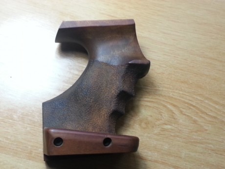 Hola vendo cachas originales para la walther gsp expert talla M, nuevas sin retocar, como se pueden apreciar 01