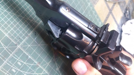 Hola, queria preguntaros sobre este revolver. Lo que lo caracteriza es que tiene un alza graduable y he 70