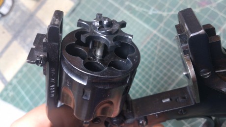 Hola, queria preguntaros sobre este revolver. Lo que lo caracteriza es que tiene un alza graduable y he 90