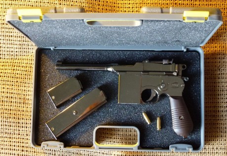 Hola.
Vendo esta preciosa miniatura en metal de la famosa pistola Mauser M-712, la miniatura esta muy 00