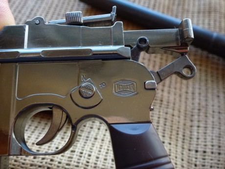 Hola.
Vendo esta preciosa miniatura en metal de la famosa pistola Mauser M-712, la miniatura esta muy 11
