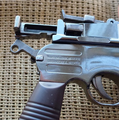 Hola.
Vendo esta preciosa miniatura en metal de la famosa pistola Mauser M-712, la miniatura esta muy 10