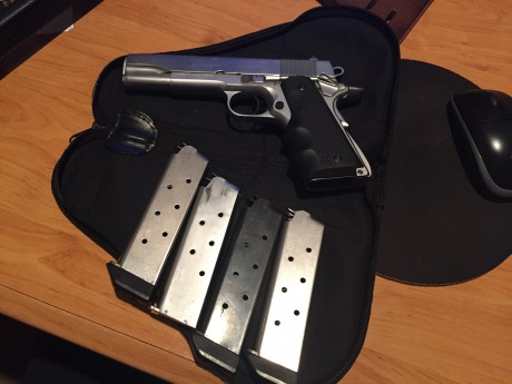 Pistola clásica 1911 cal. 45 montada con armazón y documentación Norinco, pero lleva:
- Corredera Caspian.
- 01