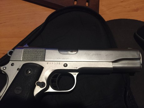 Pistola clásica 1911 cal. 45 montada con armazón y documentación Norinco, pero lleva:
- Corredera Caspian.
- 00