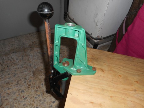 La prensa apenas se ha usado, esta con unos pocos puntos de oxido pero funciona perfectamente.
La tengo 00