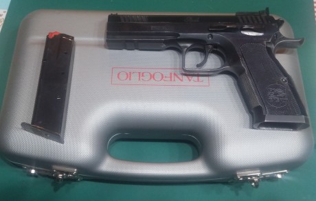 Hola un compañero del club me ha encargado que le venda su Tanfoglio stock III.
Tiene dos temporadas de 02