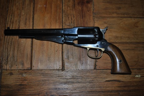 Hola, un amigo se ha sacado al AE y anda buscando un revolver de avancarga económico para iniciarse en 12