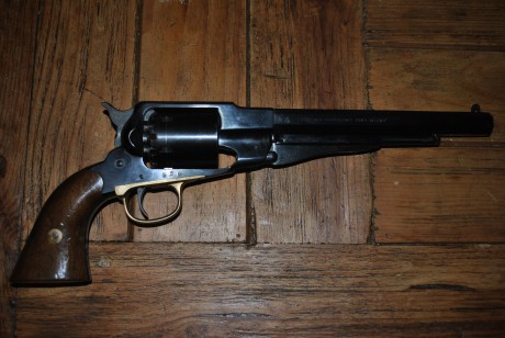 Hola, un amigo se ha sacado al AE y anda buscando un revolver de avancarga económico para iniciarse en 11