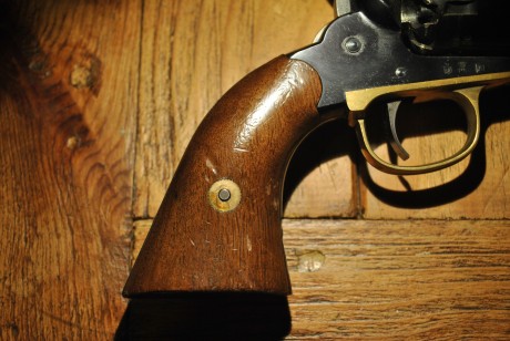 Hola, un amigo se ha sacado al AE y anda buscando un revolver de avancarga económico para iniciarse en 10
