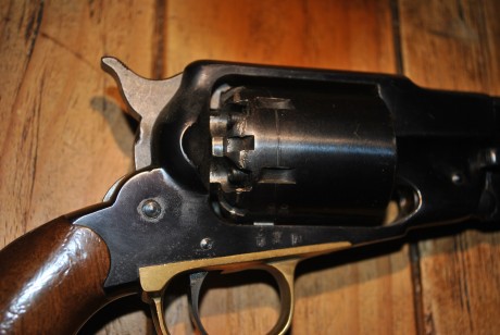 Hola, un amigo se ha sacado al AE y anda buscando un revolver de avancarga económico para iniciarse en 40