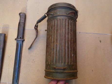 Buenas, vedo lote original alemán del 3 Reich compuesto por:
- Lata portamáscara alemana (Gasmaskenbüchse) 10