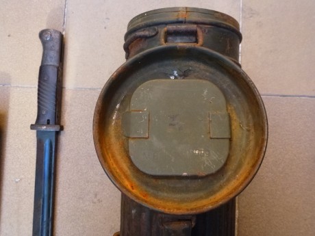 Buenas, vedo lote original alemán del 3 Reich compuesto por:
- Lata portamáscara alemana (Gasmaskenbüchse) 22