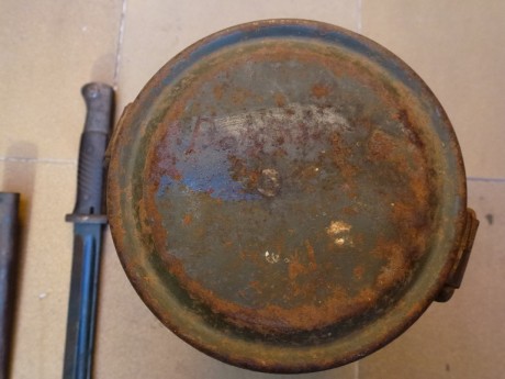 Buenas, vedo lote original alemán del 3 Reich compuesto por:
- Lata portamáscara alemana (Gasmaskenbüchse) 20