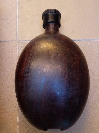 Buenas, vedo lote original alemán del 3 Reich compuesto por:
- Lata portamáscara alemana (Gasmaskenbüchse) 32