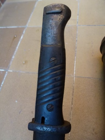 Buenas, vedo lote original alemán del 3 Reich compuesto por:
- Lata portamáscara alemana (Gasmaskenbüchse) 30