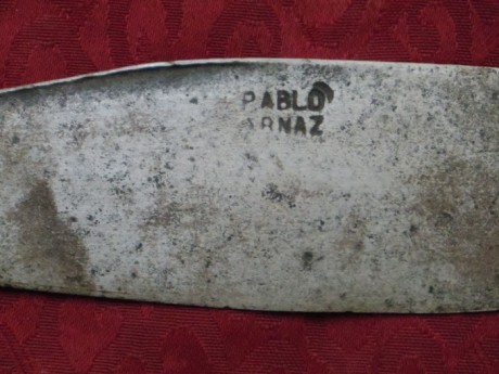 El otro día, compré a un marchante del Pirineo esta pieza.

Le falta una mano de restauración pero por 02