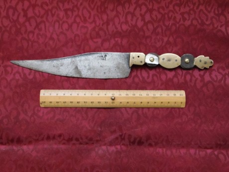 El otro día, compré a un marchante del Pirineo esta pieza.

Le falta una mano de restauración pero por 01