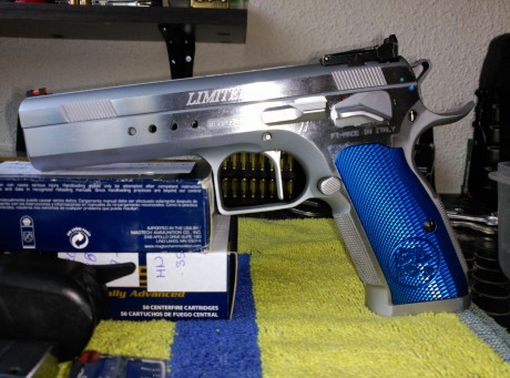 Pongo a la venta Tanfoglio Limited Custom. Calibre 9mm pb, guiada en F.  Varios juegos de cachas, 4 cargadores 00