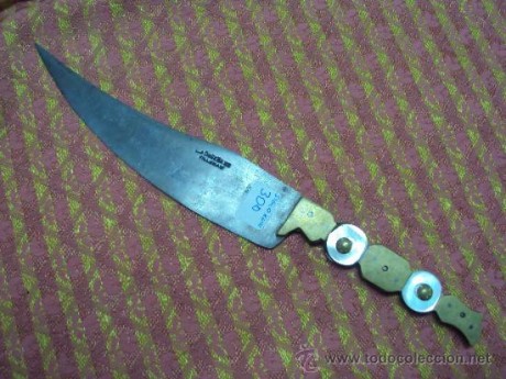 El otro día, compré a un marchante del Pirineo esta pieza.

Le falta una mano de restauración pero por 50