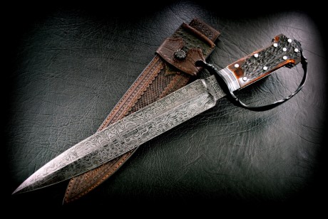 hola a todos,os muestro una joya de los hermanos sobral.
se trata de un bowie con una guarda basada en 100