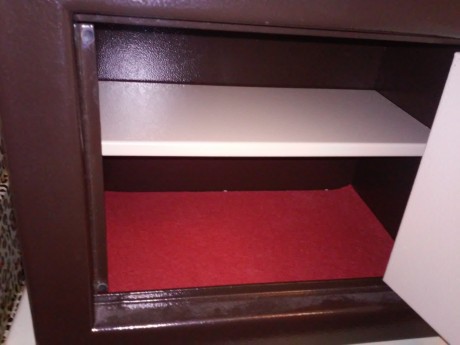 vendo caja fuerte para armas cortas con certificado de homologacion grado C, medidas 24 cm. de fondo, 01