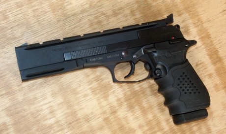 Pistola Beretta 87 Target del calibre .22LR.
Dos cargadores, dos puntos de mira. Con empuñadura Pachymar 00