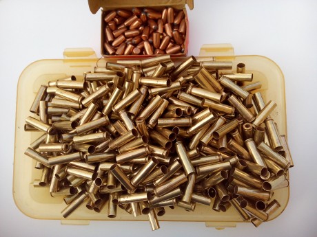 Vendo 360 vainas, la mayoría un  uso, por 50 € y regalo 99 puntas hornady.
Gastos de envió aparte. 00