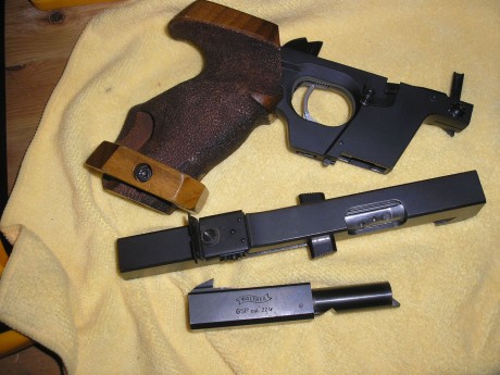 Hola, pongo en venta mi Walther GSP del 22 porqué no la uso, solo tiro con 9mm, tiene dos cargadores , 01