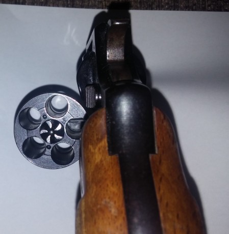 Vendo revolver astra dos pulgadas del calibre 38, tambor para cinco disparos. Impecable ni un solo golpe 00