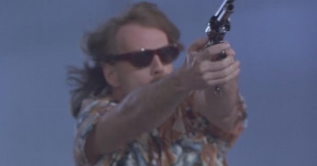 Compañeros,

En vista de las ganas de algunos (Elcafe, Wilcow, Vrakk, etc) por adivinar armas de películas 80