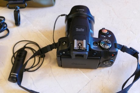 - Vendo CAMARA DE FOTOS CANON MOD. Power Shot SX50HS en perfecto estado, apenas se ha utilizado.

Lleva 10