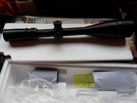 Tiene un año y muy poco uso en carabina del 22lr , pero aguanta calibres grandes. Solo tiene ligeras marcas 00