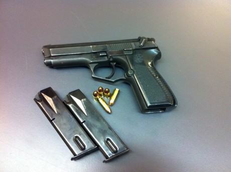 Compañera vende estupenda pistola:
LLAMA modelo M82
2 cargadores
calibre 9mm
el arma esta en zona de Alicante
siempre 00