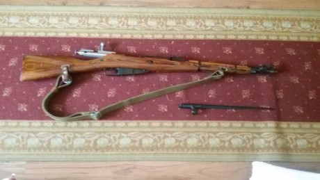 Un amigo mio vende esta carabina Mosin Nagant  7,62x54r en perfecto estado y funcionando. La da con la 02
