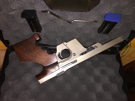 Se vende Walther cal.22 gsp con dos cargadores en muy buen estado precio 600€ ,telefono de contacto 650907750 01