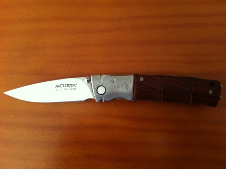 Vendo navaja japonesa Mcusta con hoja de acero inoxidable VG-10 de 74 mm. de largo. Espesor de hoja: 3 02