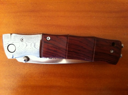 Vendo navaja japonesa Mcusta con hoja de acero inoxidable VG-10 de 74 mm. de largo. Espesor de hoja: 3 01