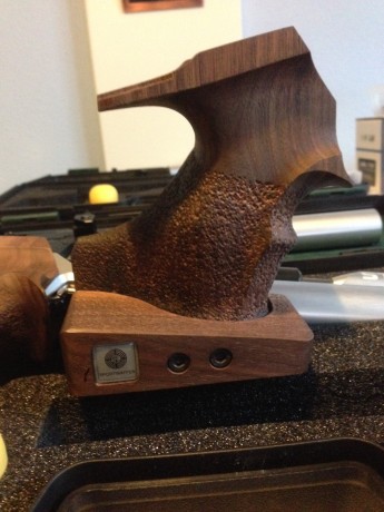  Hola a tod@s... 

Lo dicho en el enunciado...   VENDO Cacha Steyr (valida para todas  las LP-2,10,y 50 12