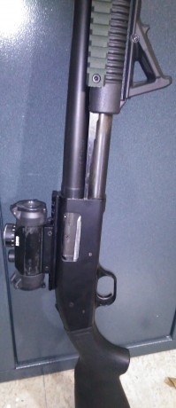 Se vende escopeta Mossberg, modelo 500 ATP, tubo para 7cartuchos, con guardamanos táctico, apoyo en ángulo 02