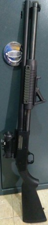 Se vende escopeta Mossberg, modelo 500 ATP, tubo para 7cartuchos, con guardamanos táctico, apoyo en ángulo 11