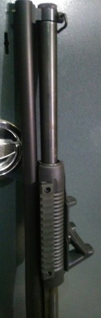 Se vende escopeta Mossberg, modelo 500 ATP, tubo para 7cartuchos, con guardamanos táctico, apoyo en ángulo 10