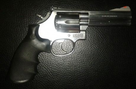 Buenas compañeros. Me han pedido que ponga a la venta las armas de un buen amigo que ya no esta. En este 00