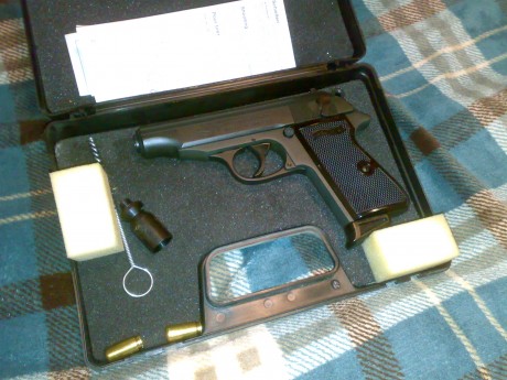 Pues eso, que pongo a la venta ésta pistola de fogueo.

Comprada en 2010, PTB 765.....lo pongo porque 01