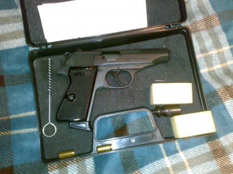 Pues eso, que pongo a la venta ésta pistola de fogueo.

Comprada en 2010, PTB 765.....lo pongo porque 00