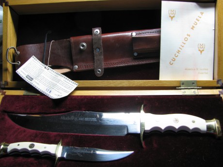 Cuchillo Bowie  compuesto de 2 unidades de 240mm y 110mm respectivamente, funda de cuero y empuñadura 02