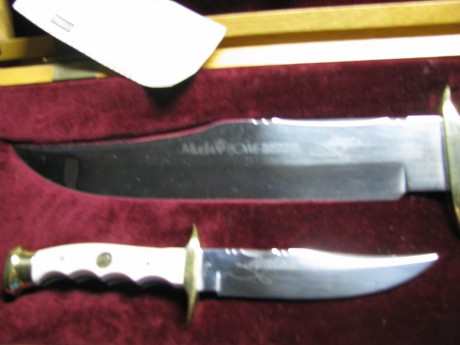 Cuchillo Bowie  compuesto de 2 unidades de 240mm y 110mm respectivamente, funda de cuero y empuñadura 01