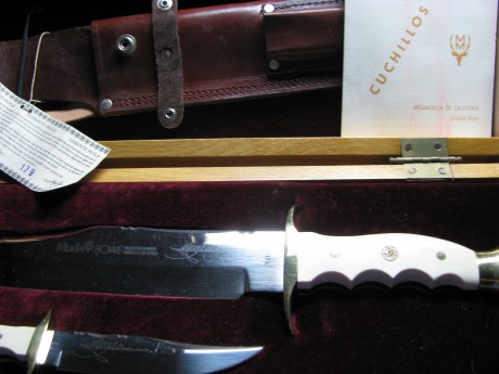 Cuchillo Bowie  compuesto de 2 unidades de 240mm y 110mm respectivamente, funda de cuero y empuñadura 00